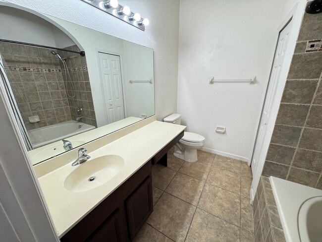 Building Photo - 5 Bedroom Townhome in Avalon Park! TESLA CHARGER INCLUDED!