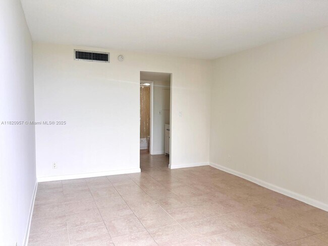 Building Photo - 3101 N Country Club Dr