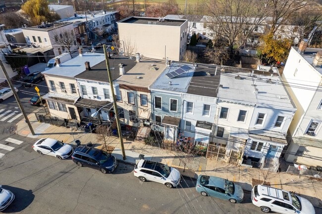 Building Photo - 135 Van Horne St