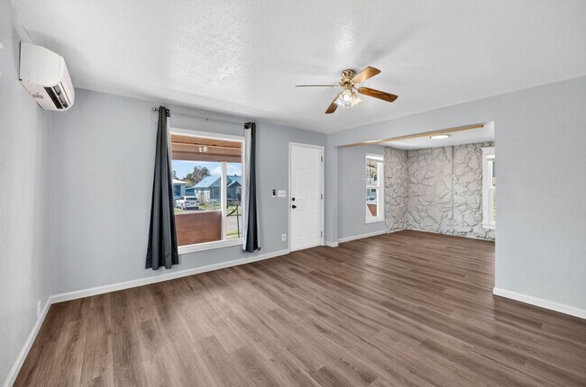 Building Photo - Charming& Updated Northeast Home!