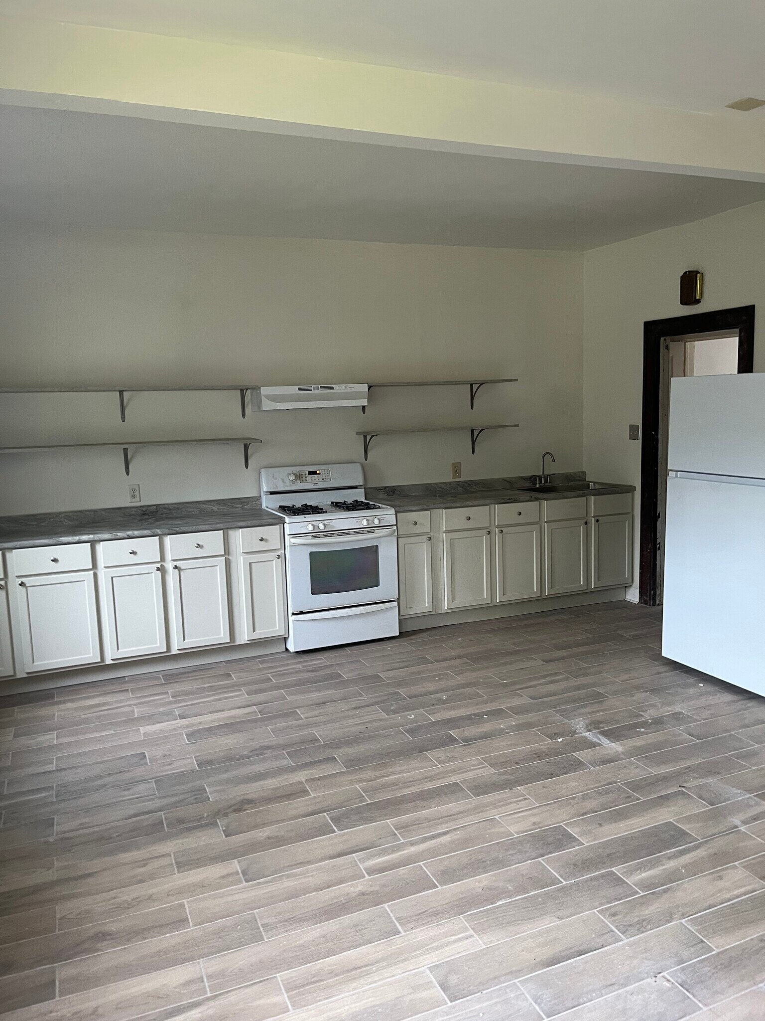 Building Photo - 830 Bellevue Ave