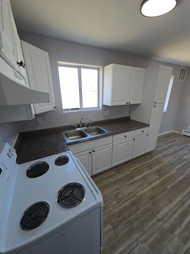 Building Photo - 2 Bed 1 Bath Apartment