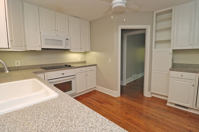 Building Photo - Updated 3 bedroom 2.5 bath home in Sherwood Forest