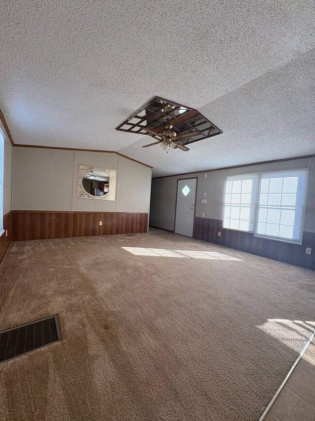 Building Photo - Spacious 3 Bed 2 Bath Mobile Home
