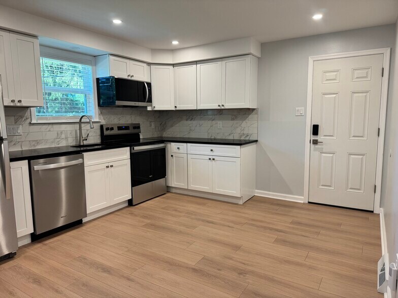 Kitchen entrance - 534 Kalmia St