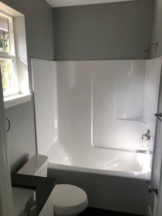 Building Photo - Two bedroom, one bathroom cottage in the h...