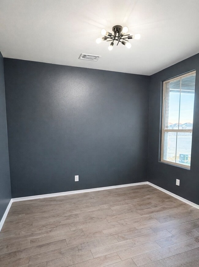 Building Photo - 2027 Ebbets Dr