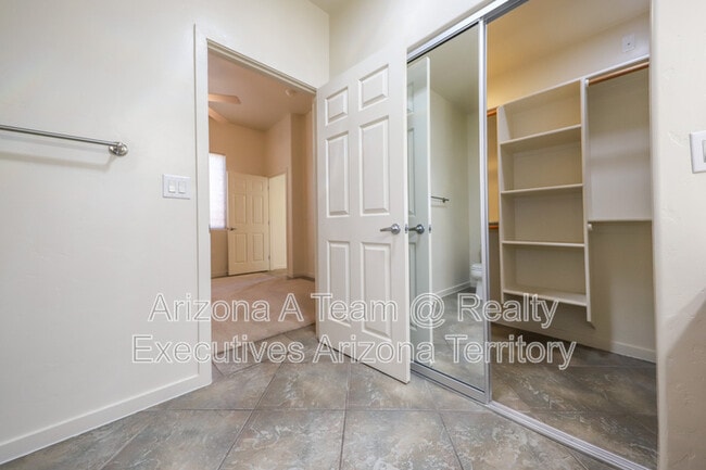 Building Photo - 665 E Weckl Pl
