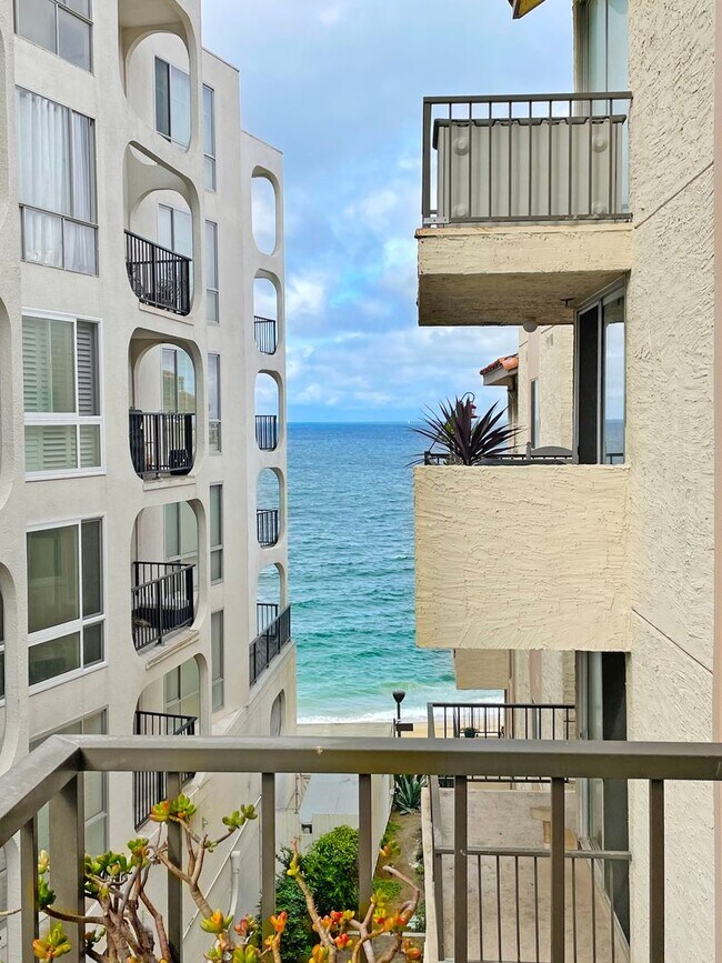 Building Photo - 2 Bed, 2 Bath Condo on the Esplanade