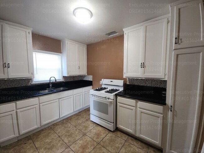 Building Photo - Charming 2 bedroom, 1 bathroom house near ...