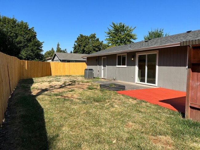 Building Photo - Three Bedroom Home in North Salem with New...