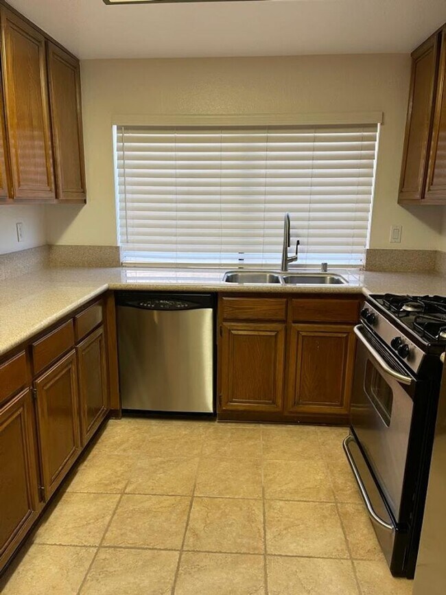 Building Photo - Furnished Tri-Level Townhome | 3BR/3BA | P...
