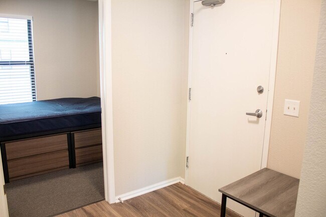 Interior Photo - 408 E Healey St