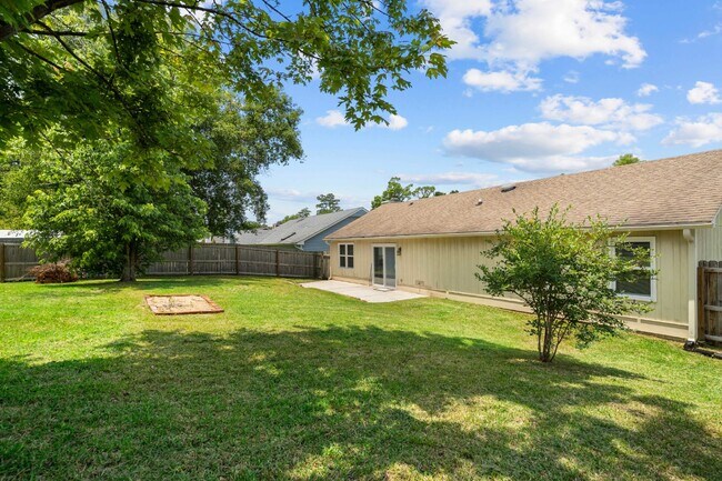 Building Photo - Close to Lejeune