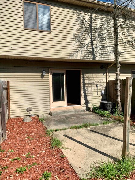 Building Photo - 2755 Pin Oak Dr
