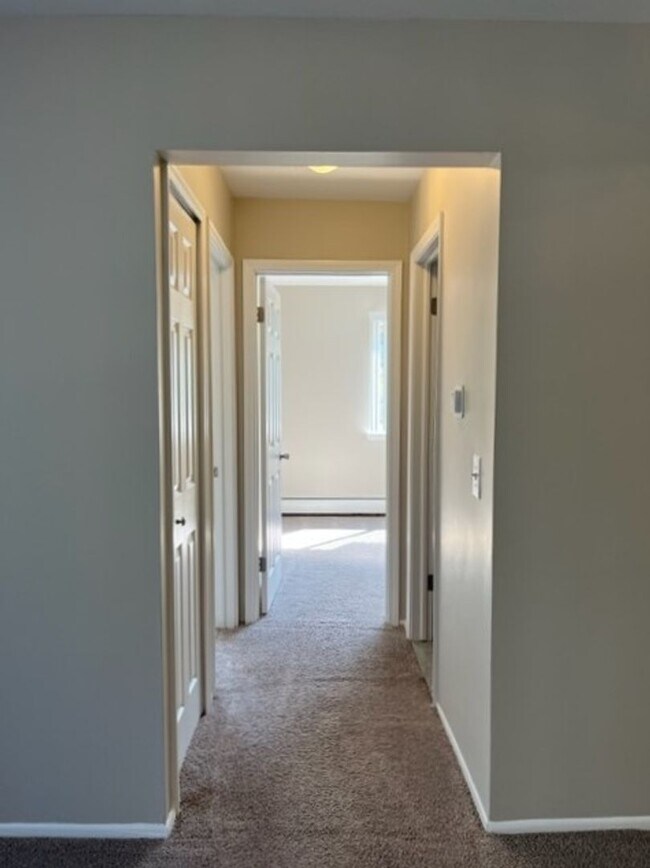 Building Photo - Charming 2 bedroom/1 bathroom apartment ne...