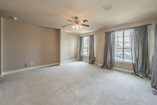 Building Photo - 1605 Buckhorn Dr