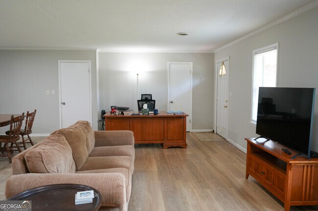 Building Photo - 307 Pinewood Dr