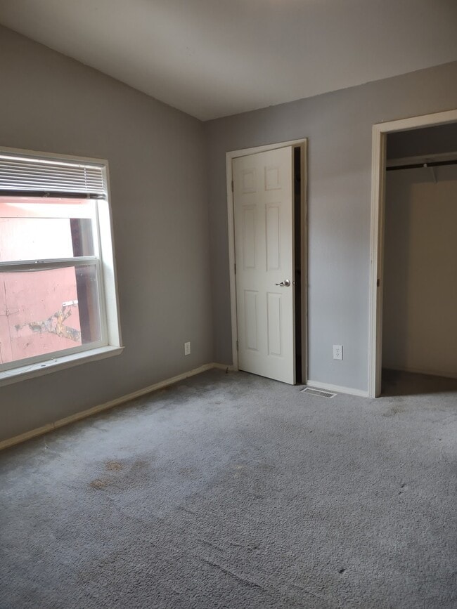 Building Photo - 951 Bonneville St