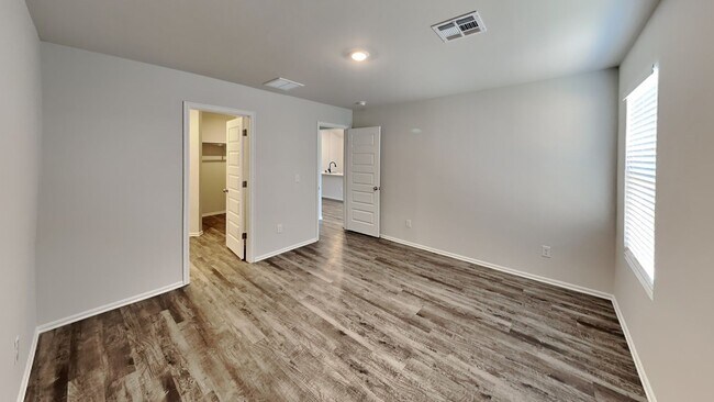 Building Photo - A Stunning and Spacious 4 Bedroom 2 Bath Home in Mustang School District