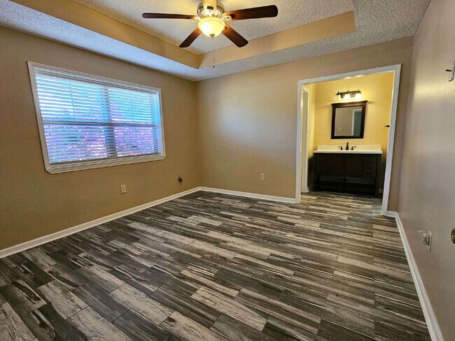 Building Photo - 4BR/2BA Single Family Home in Quiet Neighborhood