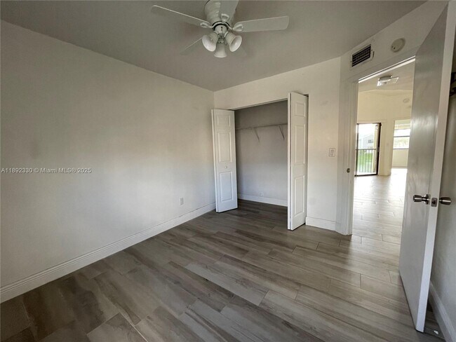 Building Photo - 1042 Adams Ave