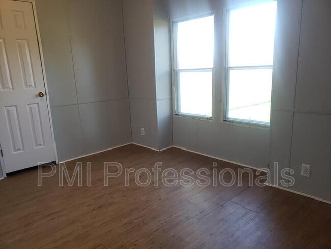 Building Photo - 934 Cranor Rd