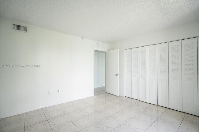 Building Photo - 17600 N Bay Rd