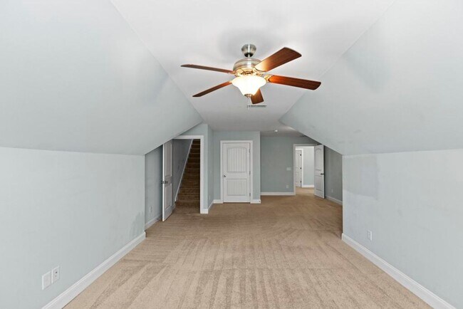 Building Photo - Minutes to the Beach! Conveniently located...