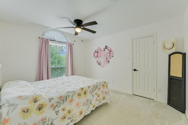 Building Photo - 803 Crocus Dr