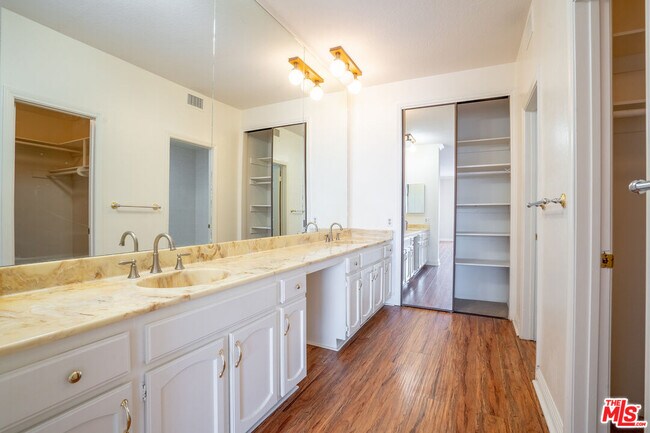 Building Photo - 447 La Fayette Park Pl
