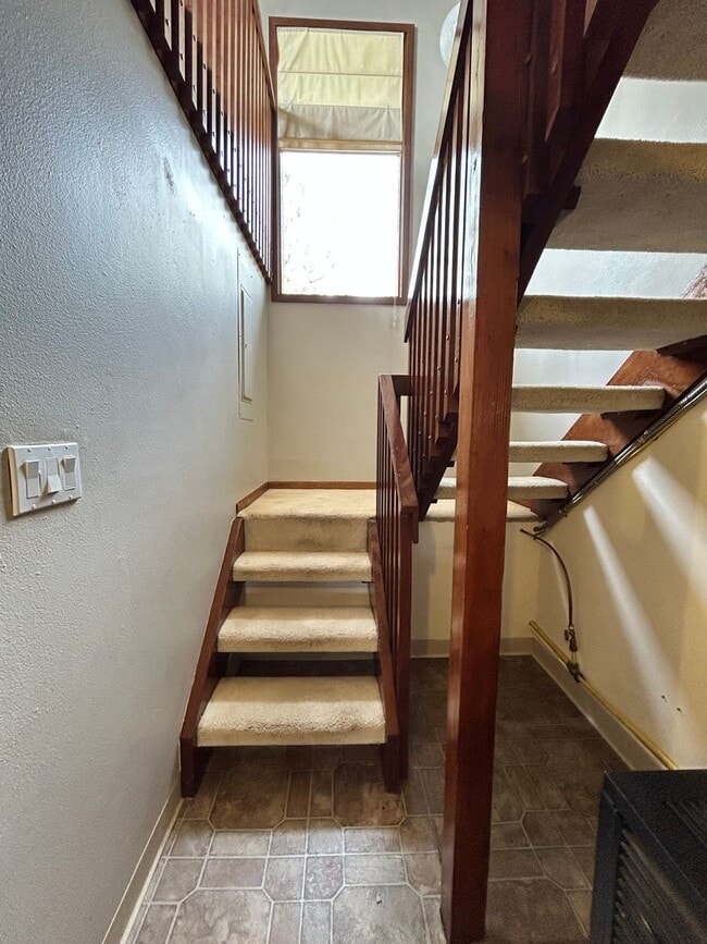 Building Photo - 2 Bedroom Mountain Home with Loft and Spec...