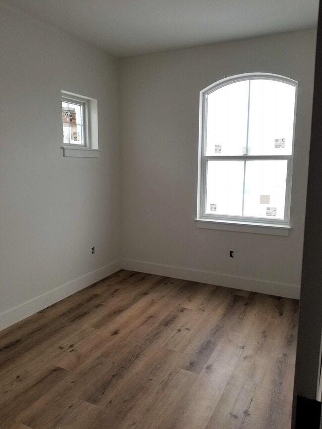 Building Photo - Upstairs Two Bedroom with views!