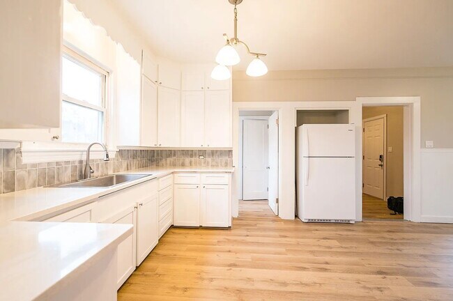 Building Photo - Beautiful 2-Bedroom Apartment – Quiet, Private Setting in Westbrook, Available September 1st