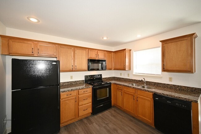 Building Photo - 2 bedroom, 2.5 baths townhouse with 1 car garage in Oak Valley Estates!