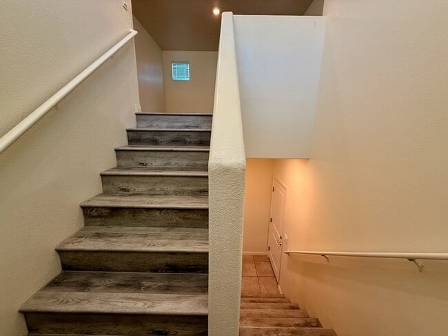 Building Photo - NEWLY UPGRADED 3 BED 2.5 BATH 2 CAR GARAGE...