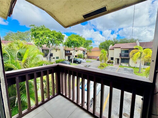 Building Photo - 3840 SW 52nd Ave