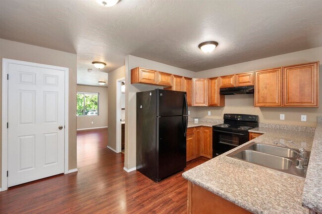 Primary Photo - W Shannon Duplex