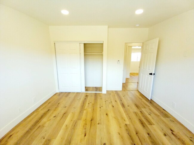 Building Photo - Beautifully Renovated 3 bd, 2 ba in Old To...