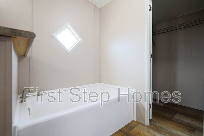 Building Photo - 1114 Tres Picos