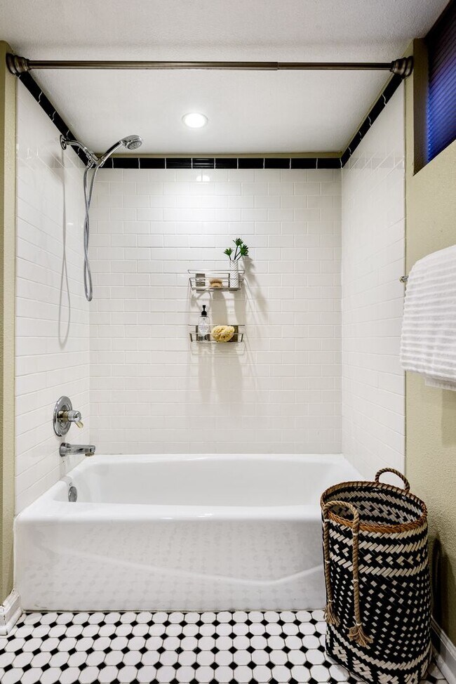 Building Photo - $0 DEPOSIT OPTION! TRADITIONAL BRICK HOME – 4 BED / 2 BATH IN WASH PARK