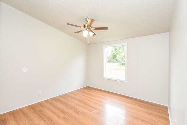 Building Photo - Double wide and magnificent Mobile Home in...
