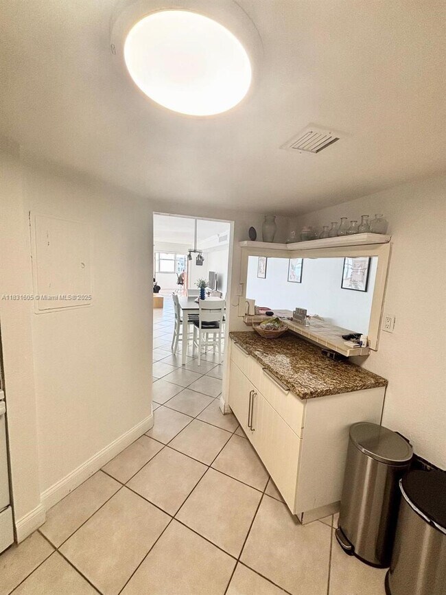 Building Photo - 999 Brickell Bay Dr