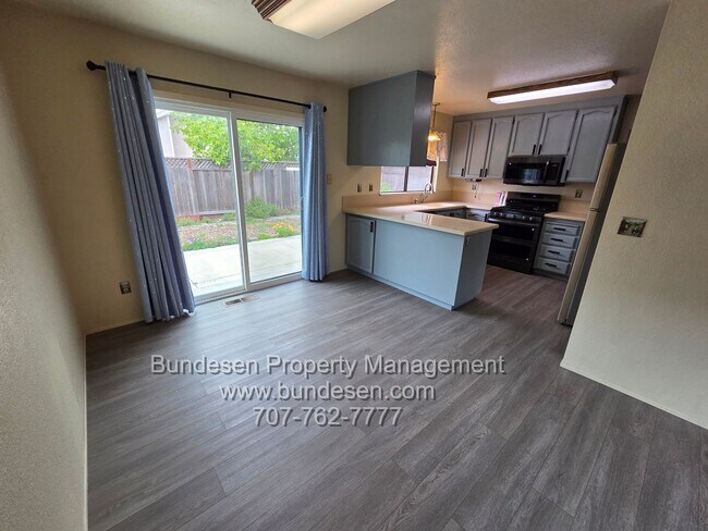 Building Photo - Spacious 4bd/2.5ba in "M" section of Rohnert Park