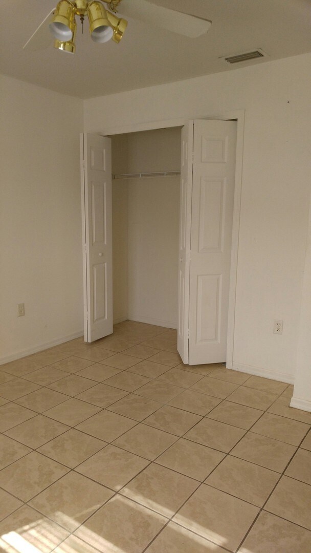 Building Photo - Spacious 2/2 with garage in family neighbo...