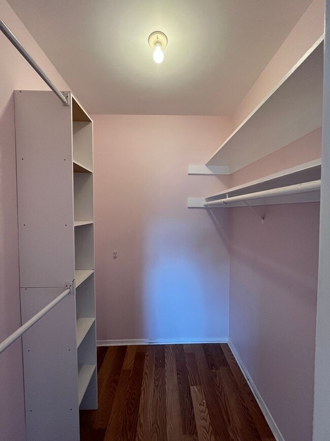 Building Photo - Encino 2+2 w/pool + spa, parking + extra storage!