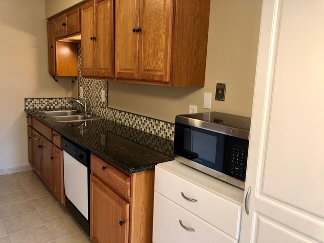 Building Photo - 2 Bedroom Condo for Rent - Hood River