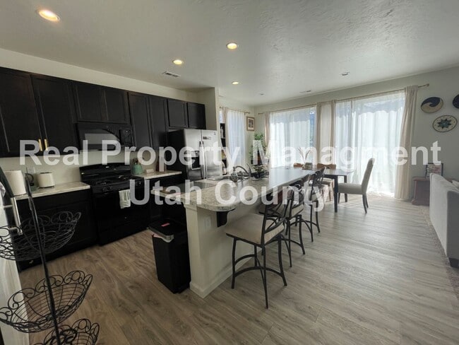 Building Photo - Beautiful Townhome in Pleasant Grove