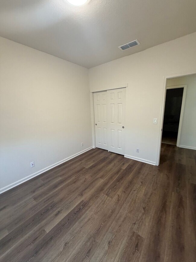 Building Photo - 702 Chandon Dr