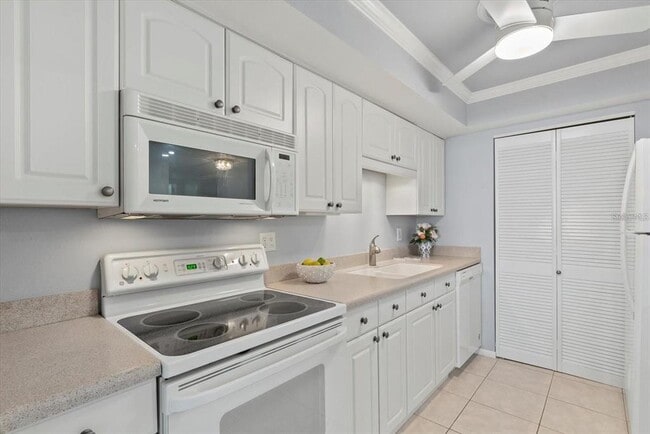 Building Photo - 255 The Esplanade N